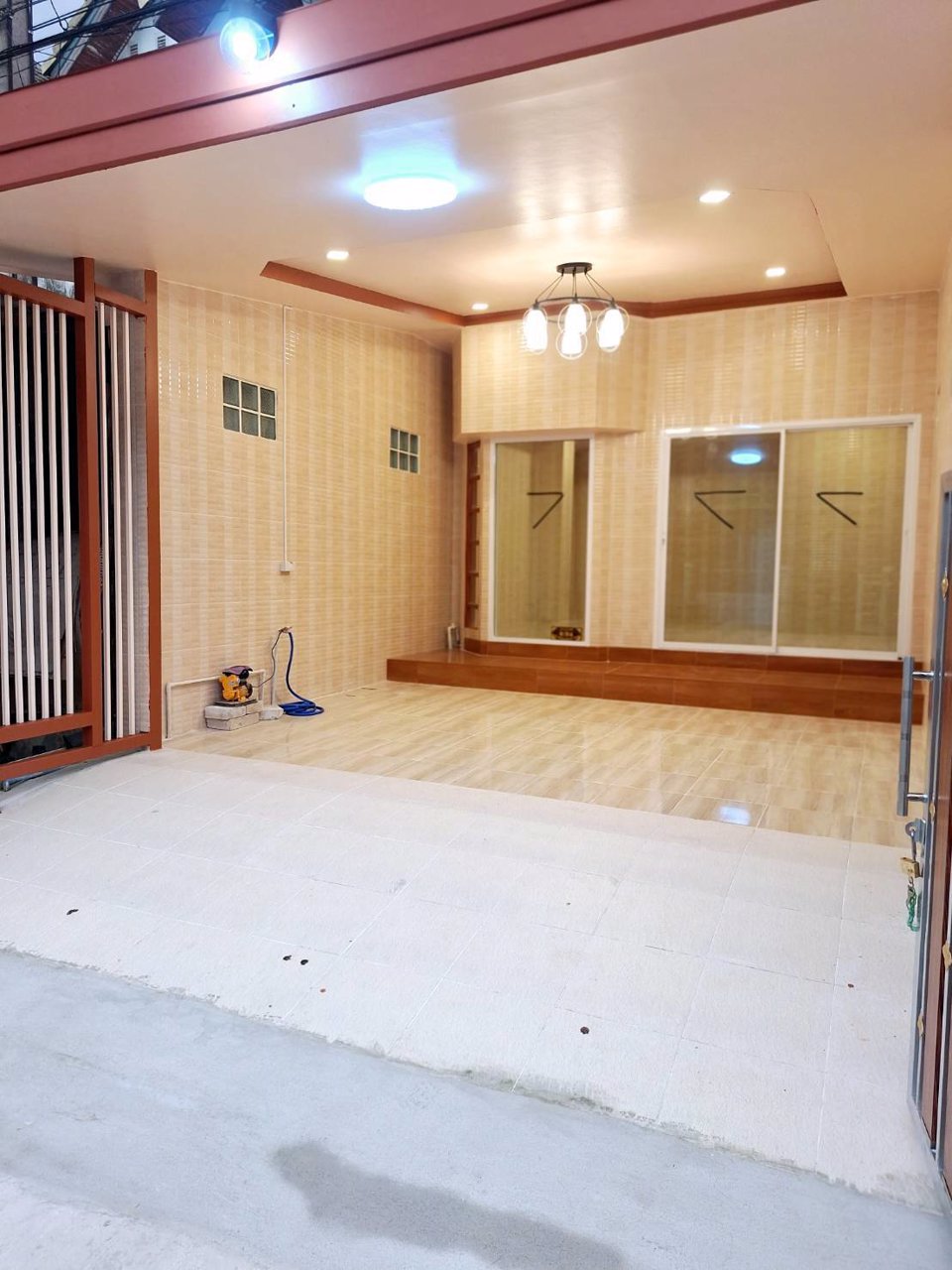 ทาวน์เฮ้าส์-ต่อเติมใหม่ทั้งหลัง-หมู่บ้านทาวน์แอนด์คันทรี-หนองจอก