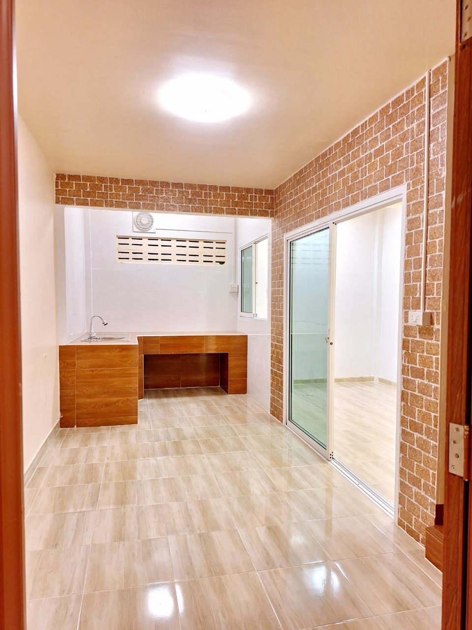 ทาวน์เฮ้าส์-ต่อเติมใหม่ทั้งหลัง-หมู่บ้านทาวน์แอนด์คันทรี-หนองจอก