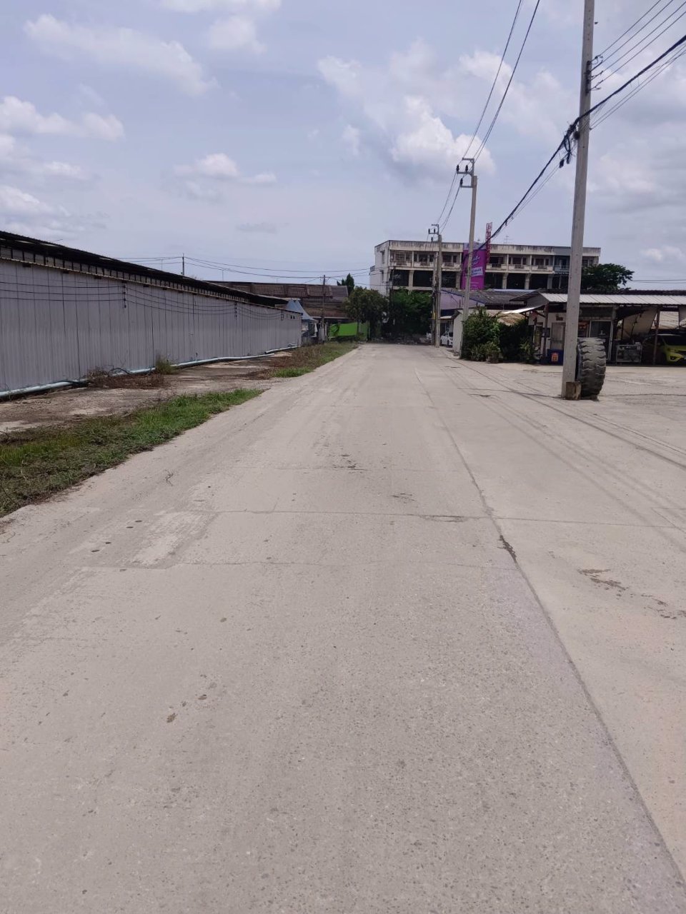 ที่ดินเปล่าถมแล้วพื้นเทคอนกรีตให้เช่าใกล้-5-แยกวัชรพล-กรุงเทพมหานคร