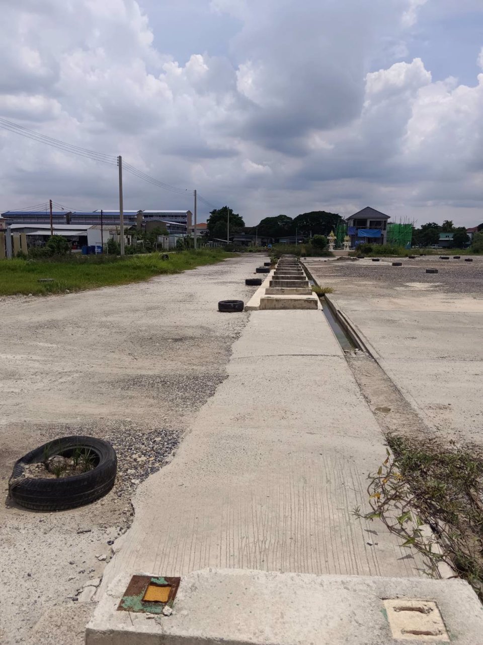 ที่ดินเปล่าถมแล้วพื้นเทคอนกรีตให้เช่าใกล้-5-แยกวัชรพล-กรุงเทพมหานคร