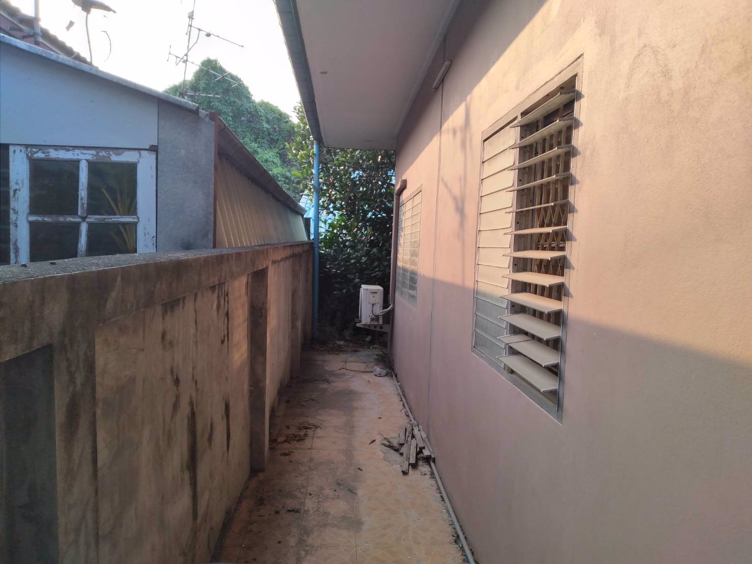 ขายบ้านเดี่ยวพร้อมที่ดินหมู่บ้านเศรษฐกิจtel064-9516296099-0476444