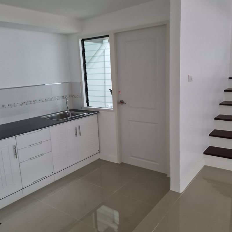 ขายบ้านใหม่ทาวน์เฮ้าส์-2-ชั้น-ซอยอั่งเป่า-ถนนศุขประยูร-พานทอง-หนองตำลึง