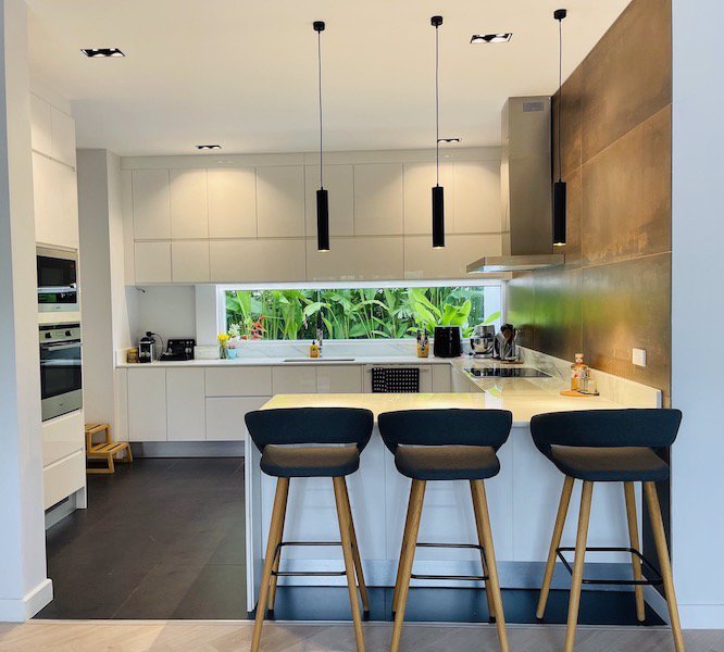 house-for-sale-in-windmill-park-new-detached-house-private-swimming-pool-patio-deck-garden