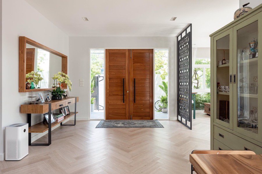 house-for-sale-in-windmill-park-new-detached-house-private-swimming-pool-patio-deck-garden