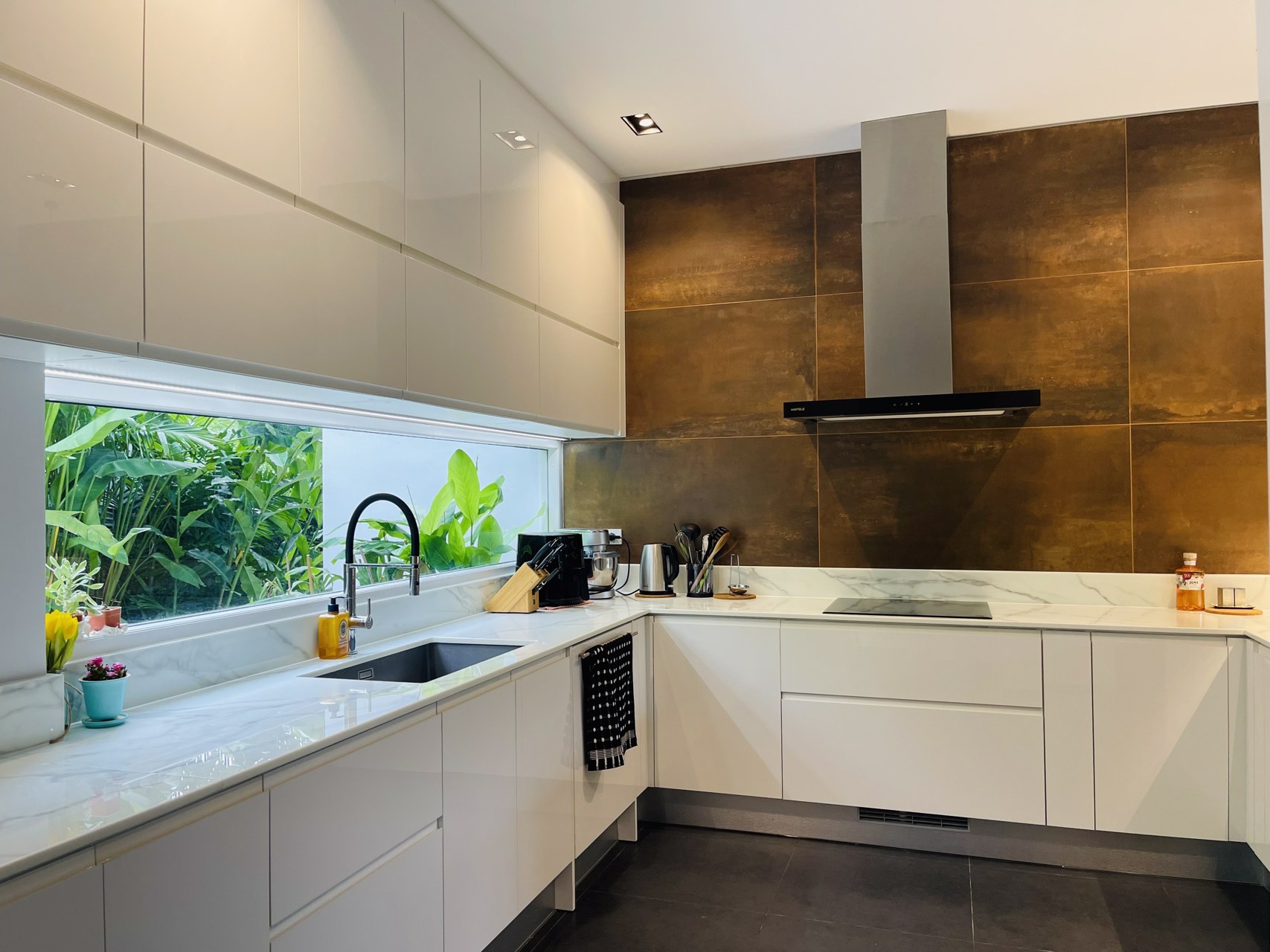 house-for-sale-in-windmill-park-new-detached-house-private-swimming-pool-patio-deck-garden