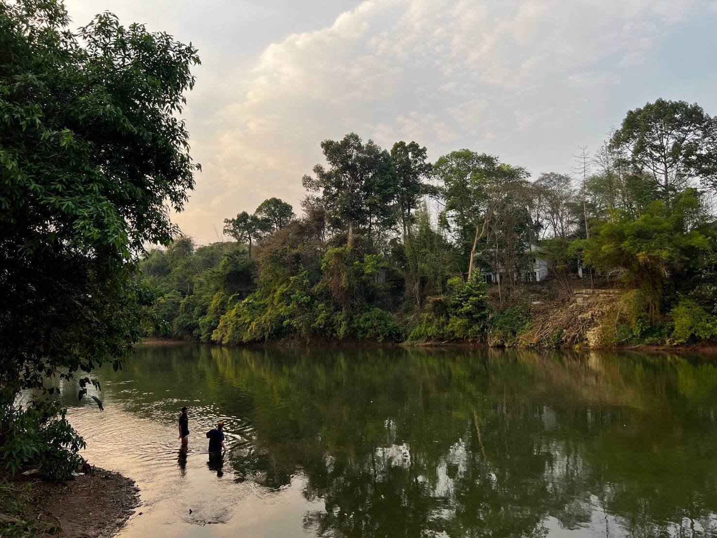 ที่ดินริมแม่น้ำทำเลทองหายาก-ติดแม่น้ำกว้างล้อมรอบที่ดิน-ฮวงจุ้ยเป็นเลิศ-ลักษณะเป็นท้องมังกร