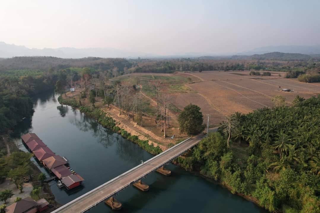 ริมน้ำสะพานหินดาด-ถูกตำราฮวงจุ้ย-หน้าติดน้ำ-หลังติดเขา