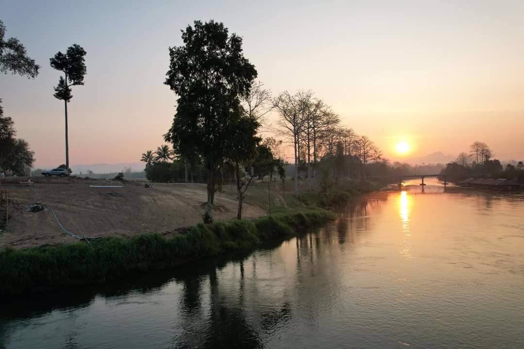 ริมน้ำสะพานหินดาด-ถูกตำราฮวงจุ้ย-หน้าติดน้ำ-หลังติดเขา