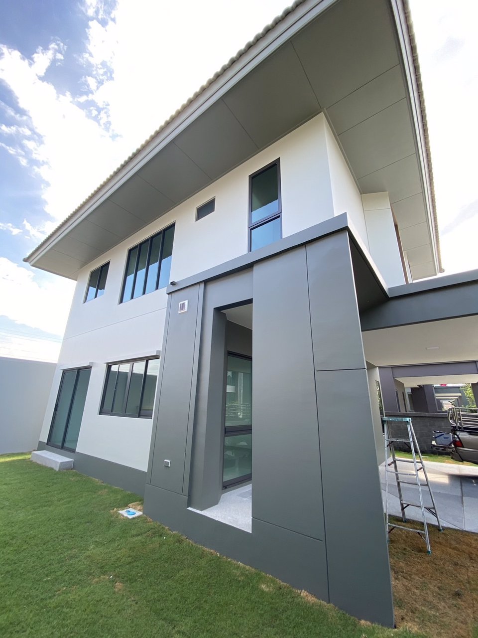 ขายบ้านเดี่ยว-2-ชั้น-หมู่บ้านสราญสิริ-ศรีวารี-3-ห้องนอน-ศีรษะจรเข้น้อย-ลาดกระบัง-54-ทำเลใกล้สนามบิ