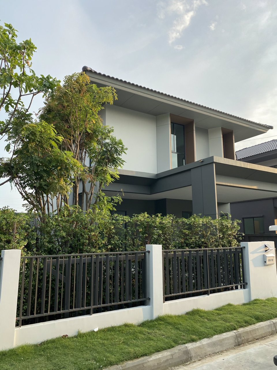 ขายบ้านเดี่ยว-2-ชั้น-หมู่บ้านสราญสิริ-ศรีวารี-3-ห้องนอน-ศีรษะจรเข้น้อย-ลาดกระบัง-54-ทำเลใกล้สนามบิ