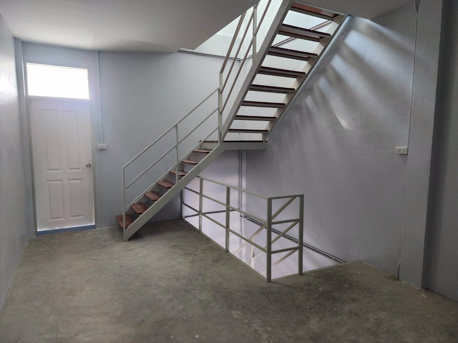 ขายสำนักงานพร้อมพื้นที่ทำโกดัง-เป็นอาคารพาณิชย์-5-คูหา-รวมพื้นที่ดินเปล่า-109-ตรว