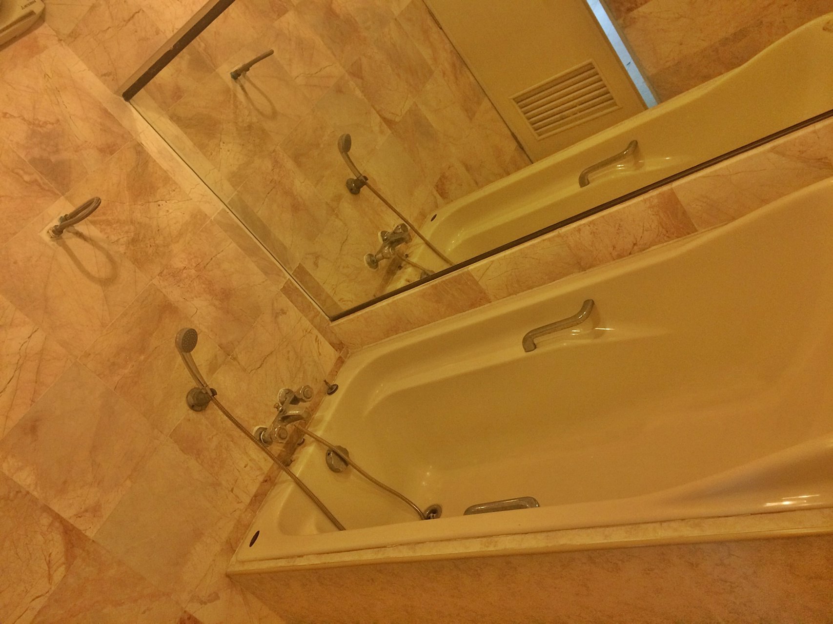 ให้เช่าห้องชุด-อาคารชุดคริสตัลการ์เด้น-ซอยสุขุมวิท-4-for-rent-at-crystal-garden-condo