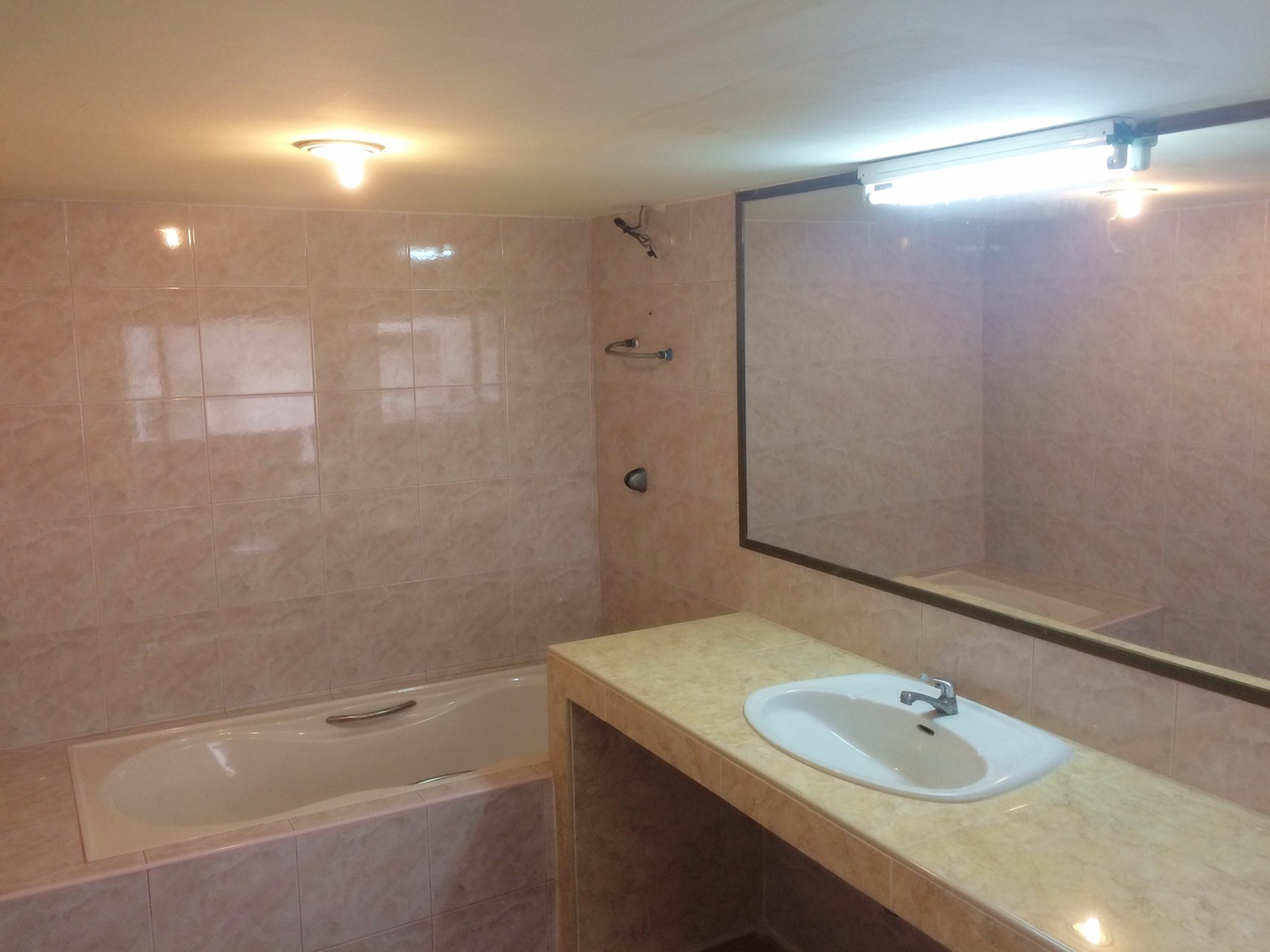 ให้เช่าห้องชุด-อาคารชุดคริสตัลการ์เด้น-ซอยสุขุมวิท-4-for-rent-at-crystal-garden-condo