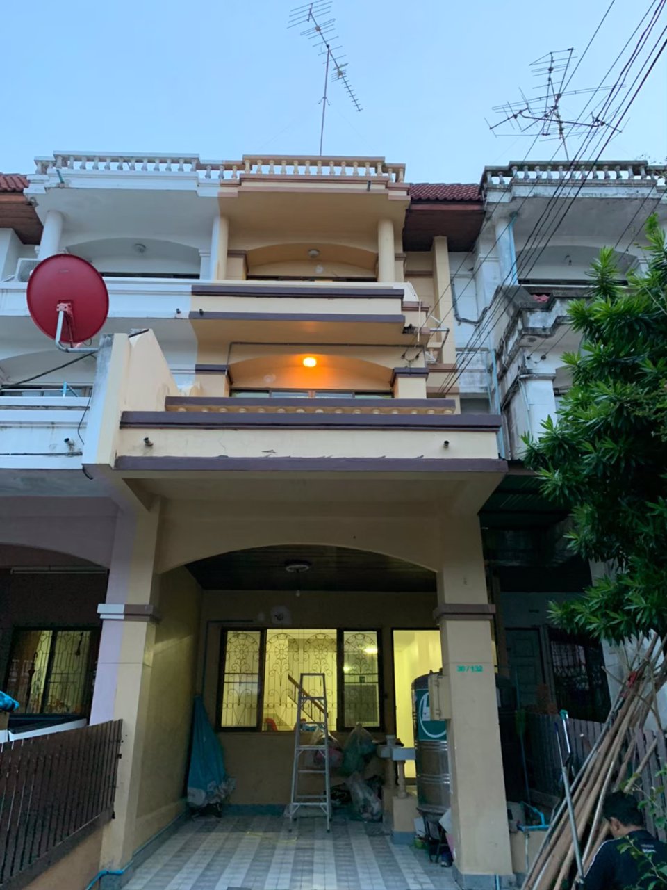 ให้เช่าทาวน์เฮ้าส์-3-ชั้น-5-ห้องนอน-3-ห้องน้ำ-มีที่จอดรถ-3-คัน-ใกล้สี่แยกมีนบุรี