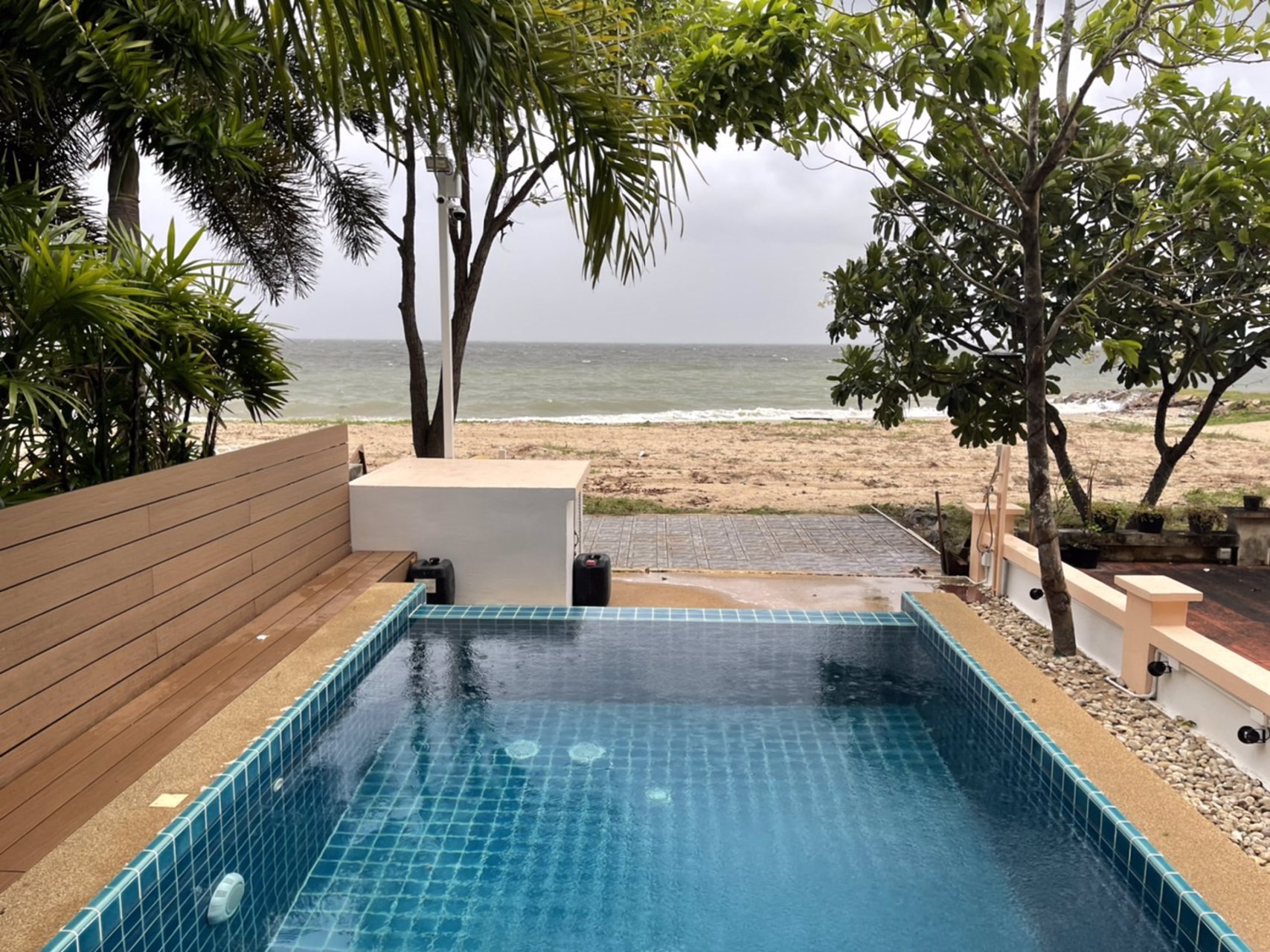 ขาย-บ้านพักตากอากาศ-ริมทะเล-คาซาลูน่า-casalunar-ใกล้หาดบางแสน-หน้าบ้านติดทะเล-มีสระว่ายน้ำส่วนตัว