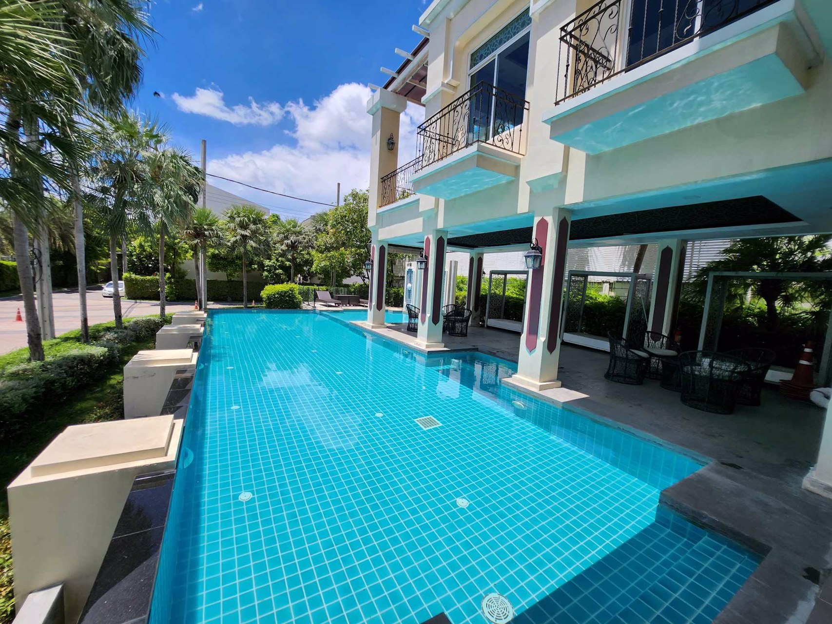 ขาย-ให้เช่าทาวโฮมทำเลเยี่ยม-บ้านกลางเมืองพระราม9-มอเตอร์เวย์