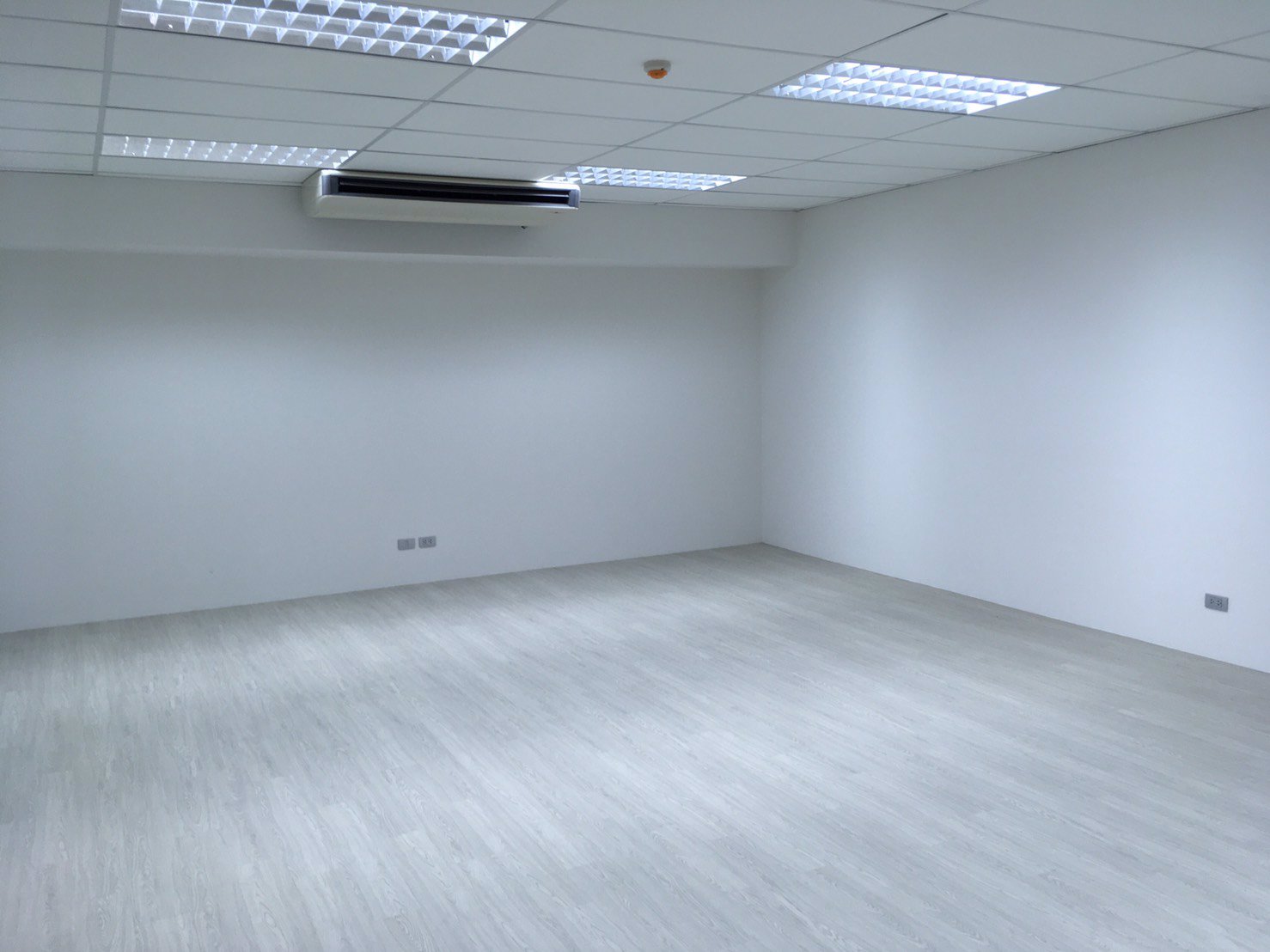 สำนักงานให้เช่า-12-300-ตรม-เมืองทองธานีแจ้งวัฒนะ-เริ่ม-5500-บาท-เดือน