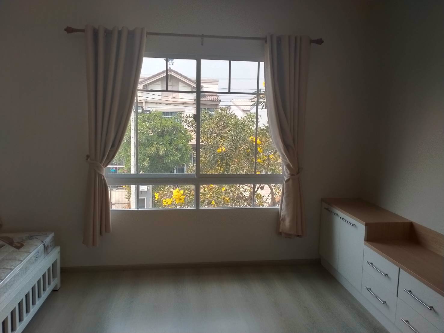 ขายทาวน์โฮมหมู่บ้านมัฑนา-indy-ศรีนครินทร์-ร่มเกล้า-ซร่มเกล้า-24-บ้านสไตล์-the-great-english-town