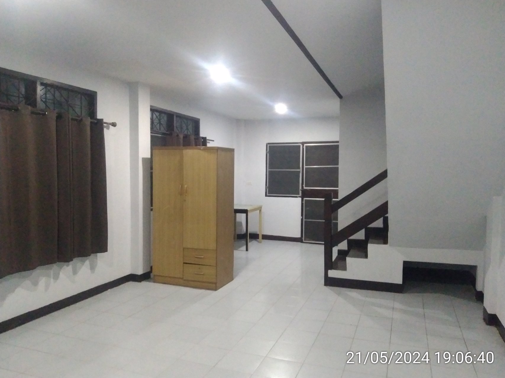 ขาย-ทาวน์เฮ้าส์-2-ชั้น-นนทบุรี-เข้าออกได้หลายทาง-ใกล้ทางด่วนและรถไฟฟ้า-บ้านหลังริม-สีฟ้า-สวย-น่าอย