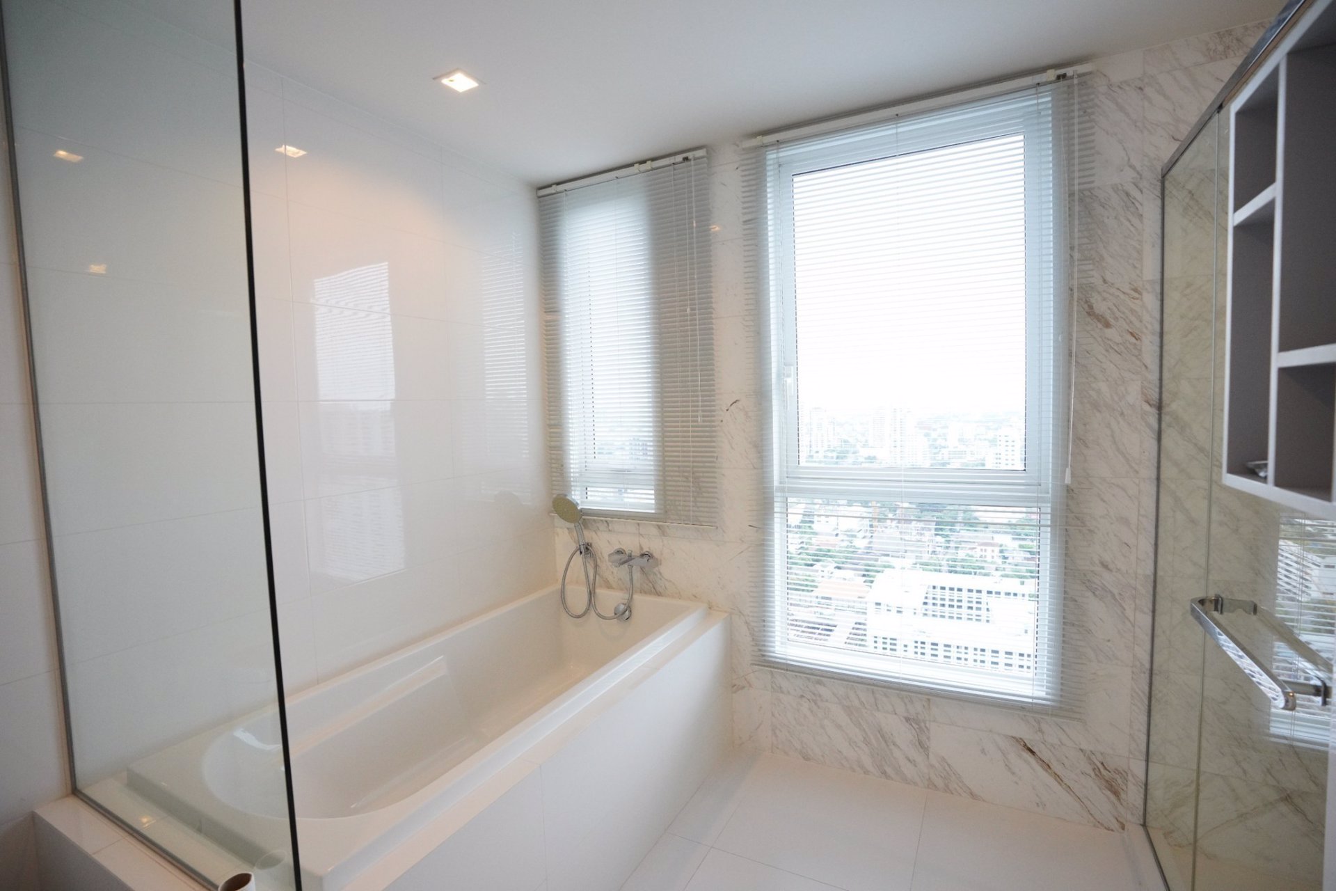 ขายคอนโด-เอชคิว-ทองหล่อ