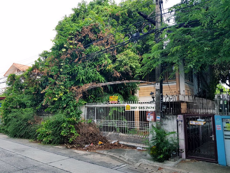 ขายที่ดิน-81-ตรว-พร้อมบ้าน-2-ชั้น-สภาพบ้านต้องรีโนเวท-อยู่สุขุมวิท103-อุดมสุข30-ทำเลดี-ใกล้รถไฟฟ้