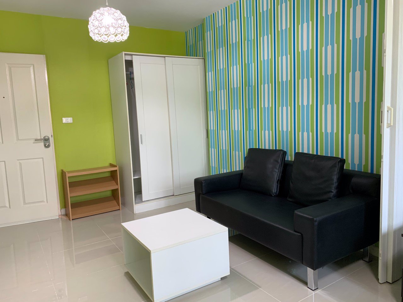 ให้เช่าดีคอนโด-รามอินทรา-เฟอร์ครบพร้อมอยู่-ห้องสตูดิโอ-ขนาด-31-ตรม-พร้อมฉากรูดกั้นห้องนอน