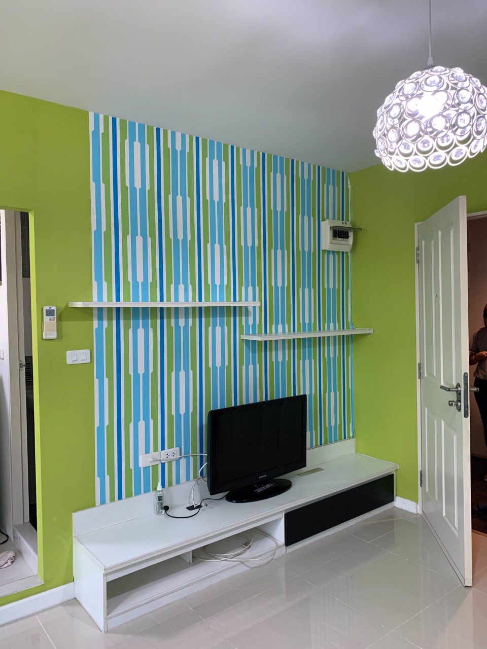 ให้เช่าดีคอนโด-รามอินทรา-เฟอร์ครบพร้อมอยู่-ห้องสตูดิโอ-ขนาด-31-ตรม-พร้อมฉากรูดกั้นห้องนอน