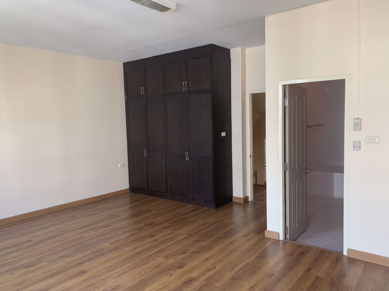 บ้านกลางเมืองพระราม-9-ลาดพร้าว-ติดถนนเลียบทางด่วนเอกมัย-รามอินทรา-ทาวน์โฮม-โฮมออฟฟิศ