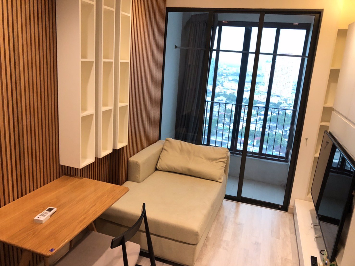 ให้เช่าคอนโดสาทร-โครงการไอดีโอโมบิสาทร-เฟอร์ครบพร้อมเข้าอยู่