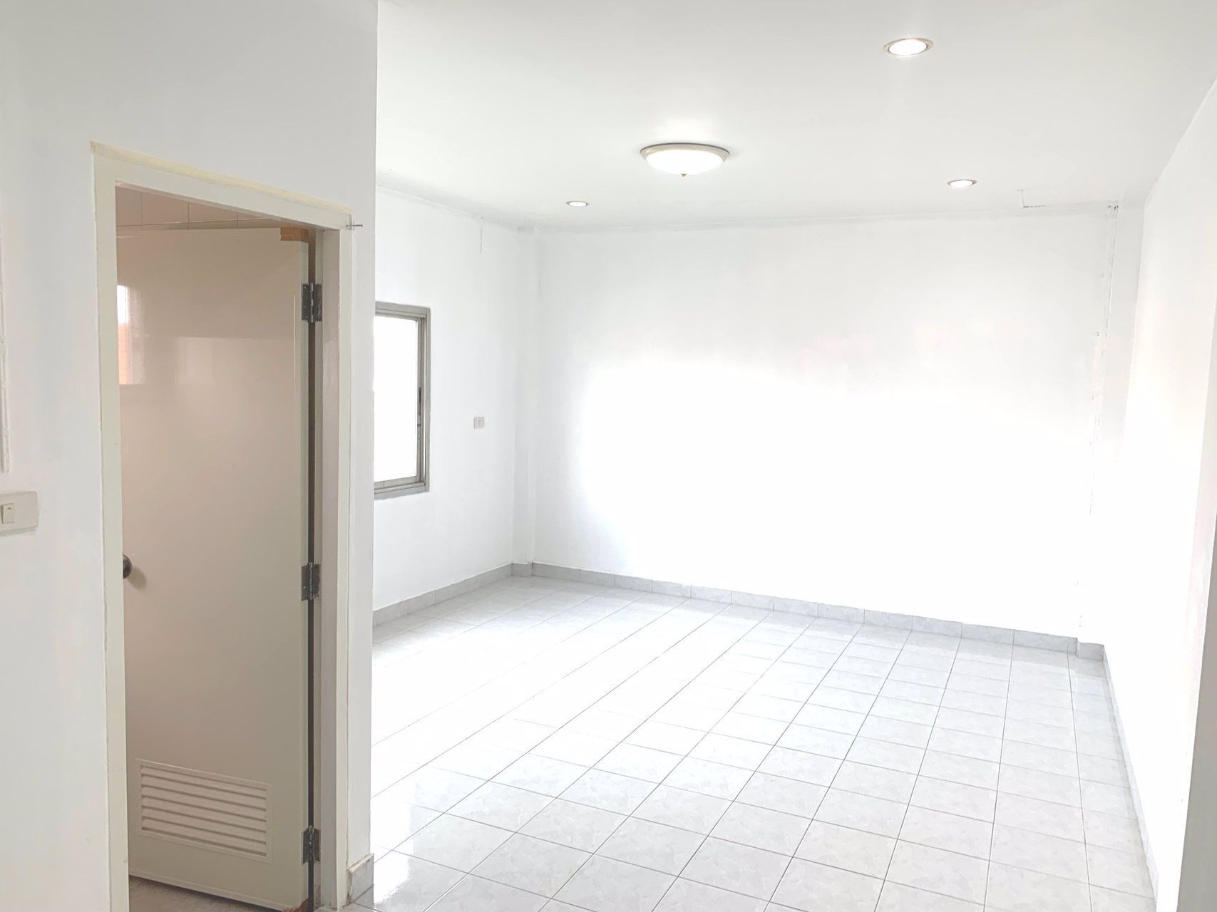 อาคารพาณิชย์ให้เช่า-2-คูหา-ทะลุติดกัน-3-ชั้น-ตลาดสี่มุมเมือง-แหลมฉบัง-ชลบุรี-ห่างถนนสุขุมวิท-150