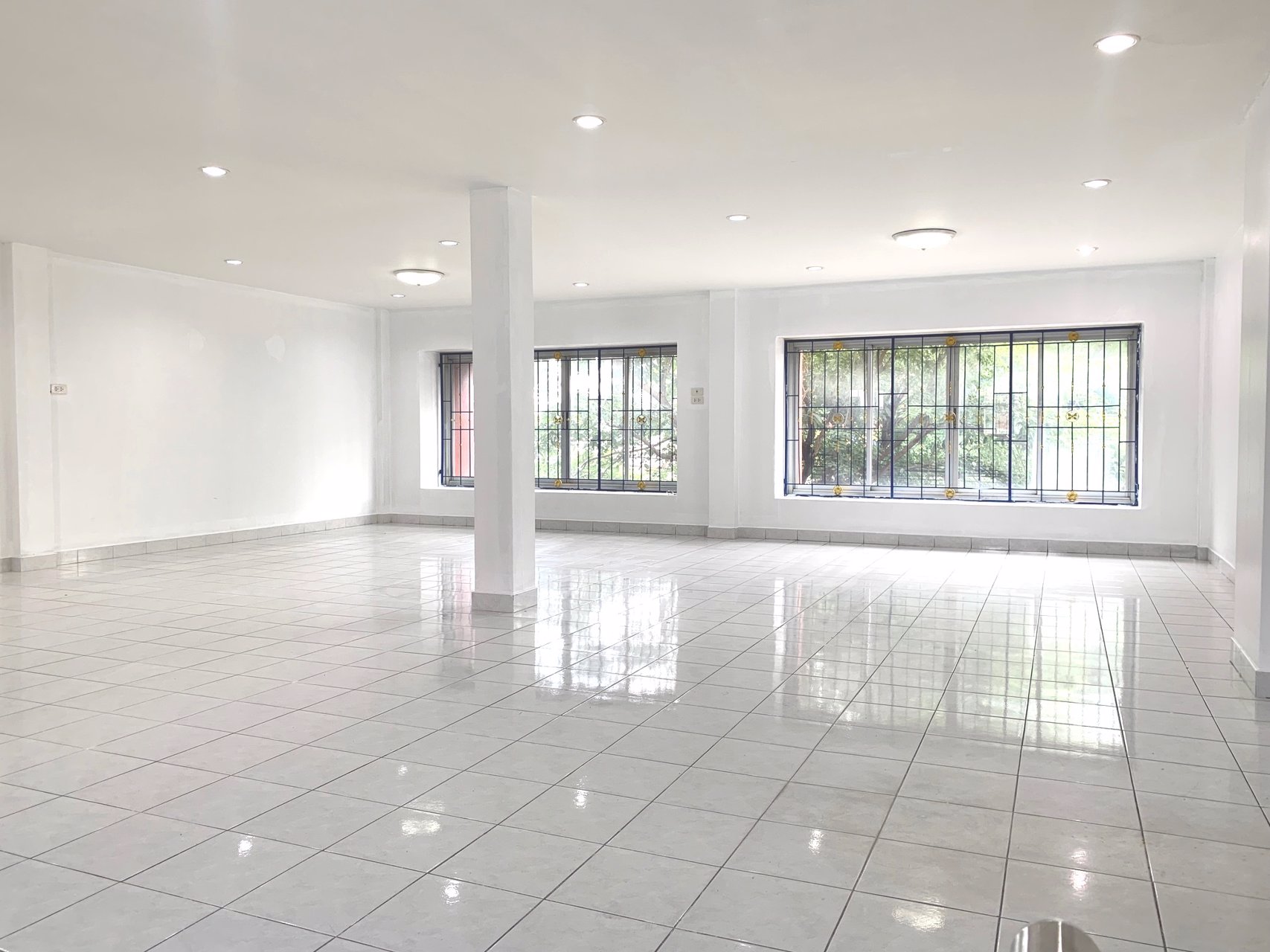 อาคารพาณิชย์ให้เช่า-2-คูหา-ทะลุติดกัน-3-ชั้น-ตลาดสี่มุมเมือง-แหลมฉบัง-ชลบุรี-ห่างถนนสุขุมวิท-150