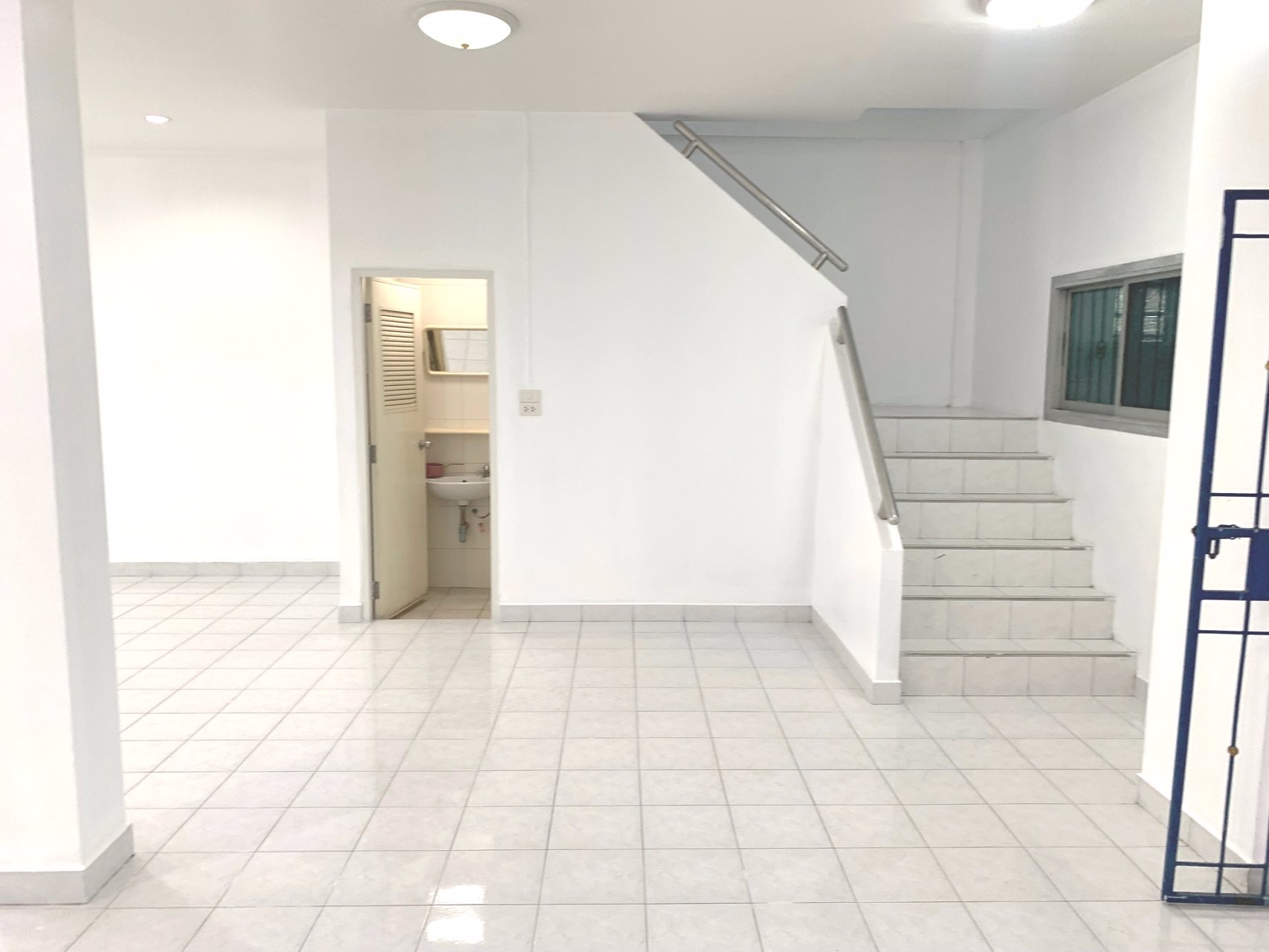 อาคารพาณิชย์ให้เช่า-2-คูหา-ทะลุติดกัน-3-ชั้น-ตลาดสี่มุมเมือง-แหลมฉบัง-ชลบุรี-ห่างถนนสุขุมวิท-150