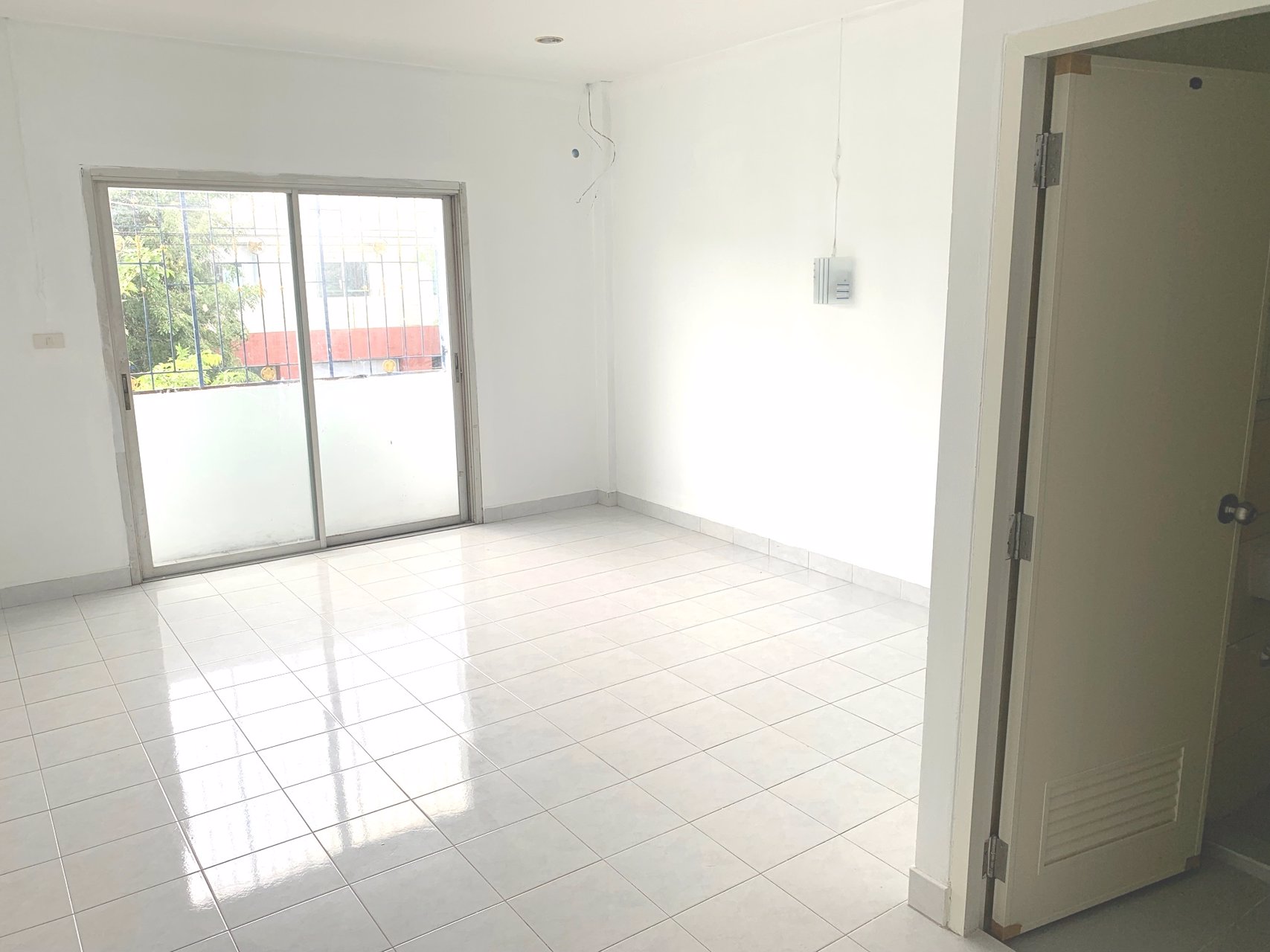 อาคารพาณิชย์ให้เช่า-2-คูหา-ทะลุติดกัน-3-ชั้น-ตลาดสี่มุมเมือง-แหลมฉบัง-ชลบุรี-ห่างถนนสุขุมวิท-150