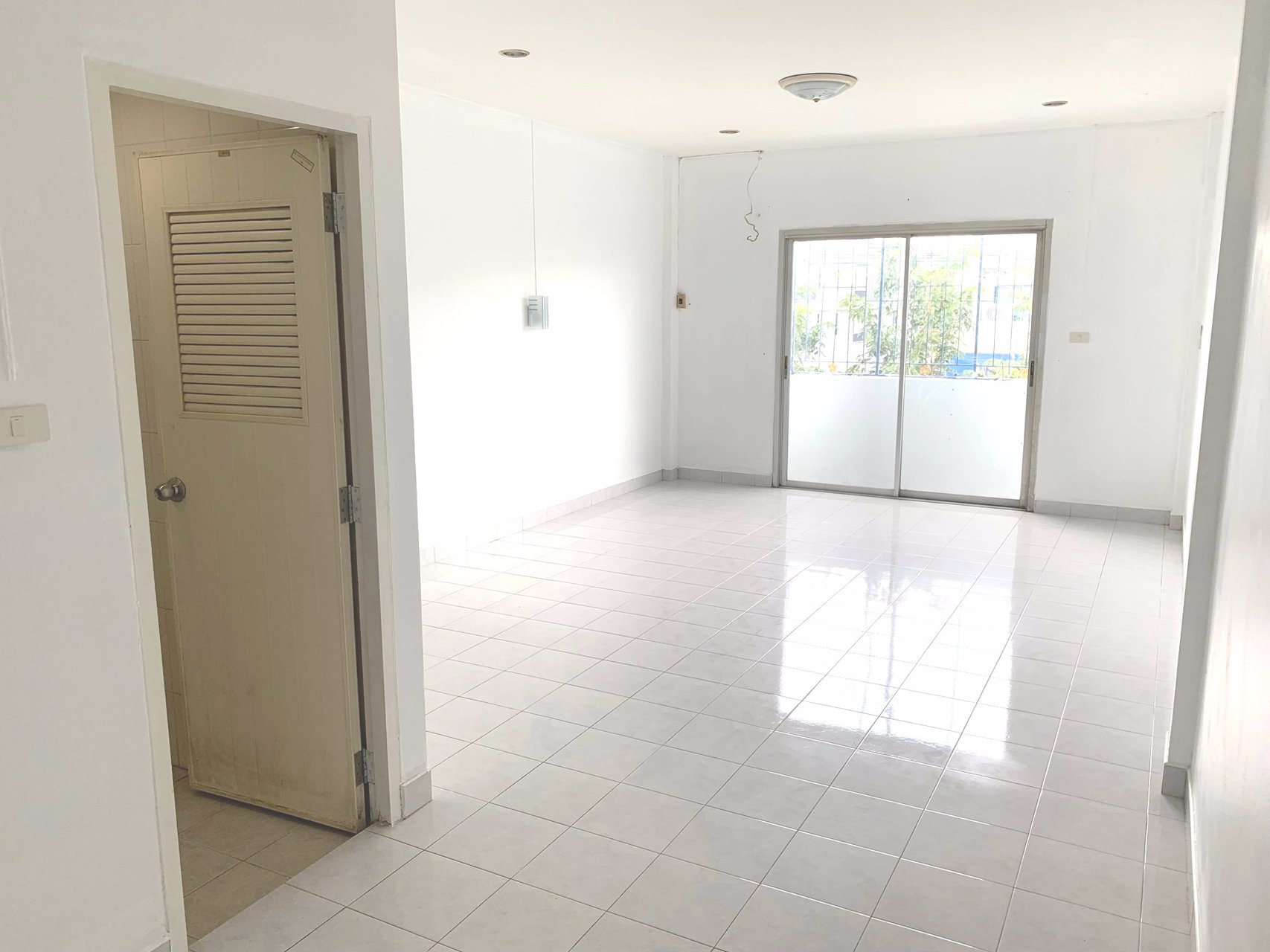 อาคารพาณิชย์ให้เช่า-2-คูหา-ทะลุติดกัน-3-ชั้น-ตลาดสี่มุมเมือง-แหลมฉบัง-ชลบุรี-ห่างถนนสุขุมวิท-150