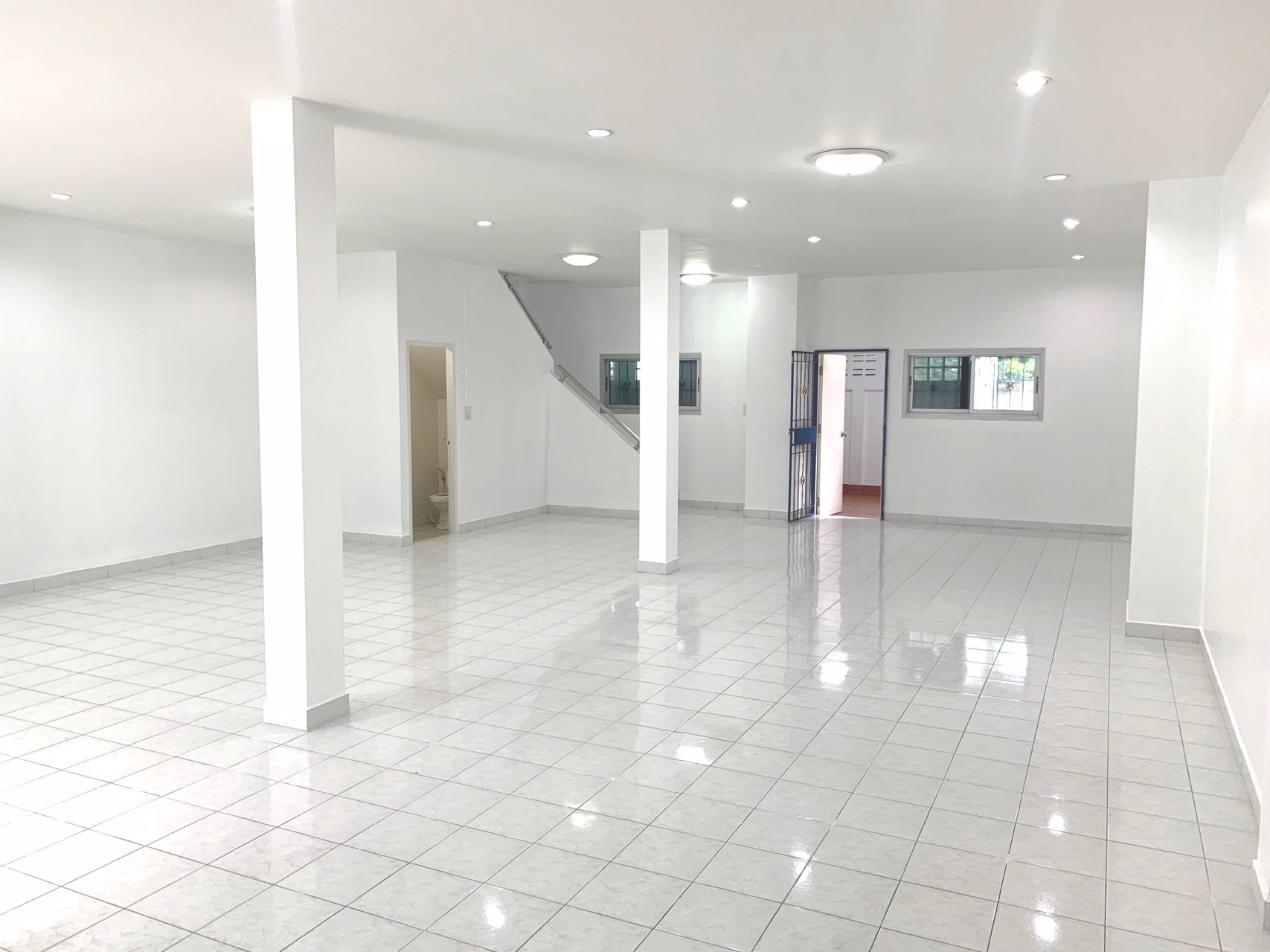 อาคารพาณิชย์ให้เช่า-2-คูหา-ทะลุติดกัน-3-ชั้น-ตลาดสี่มุมเมือง-แหลมฉบัง-ชลบุรี-ห่างถนนสุขุมวิท-150