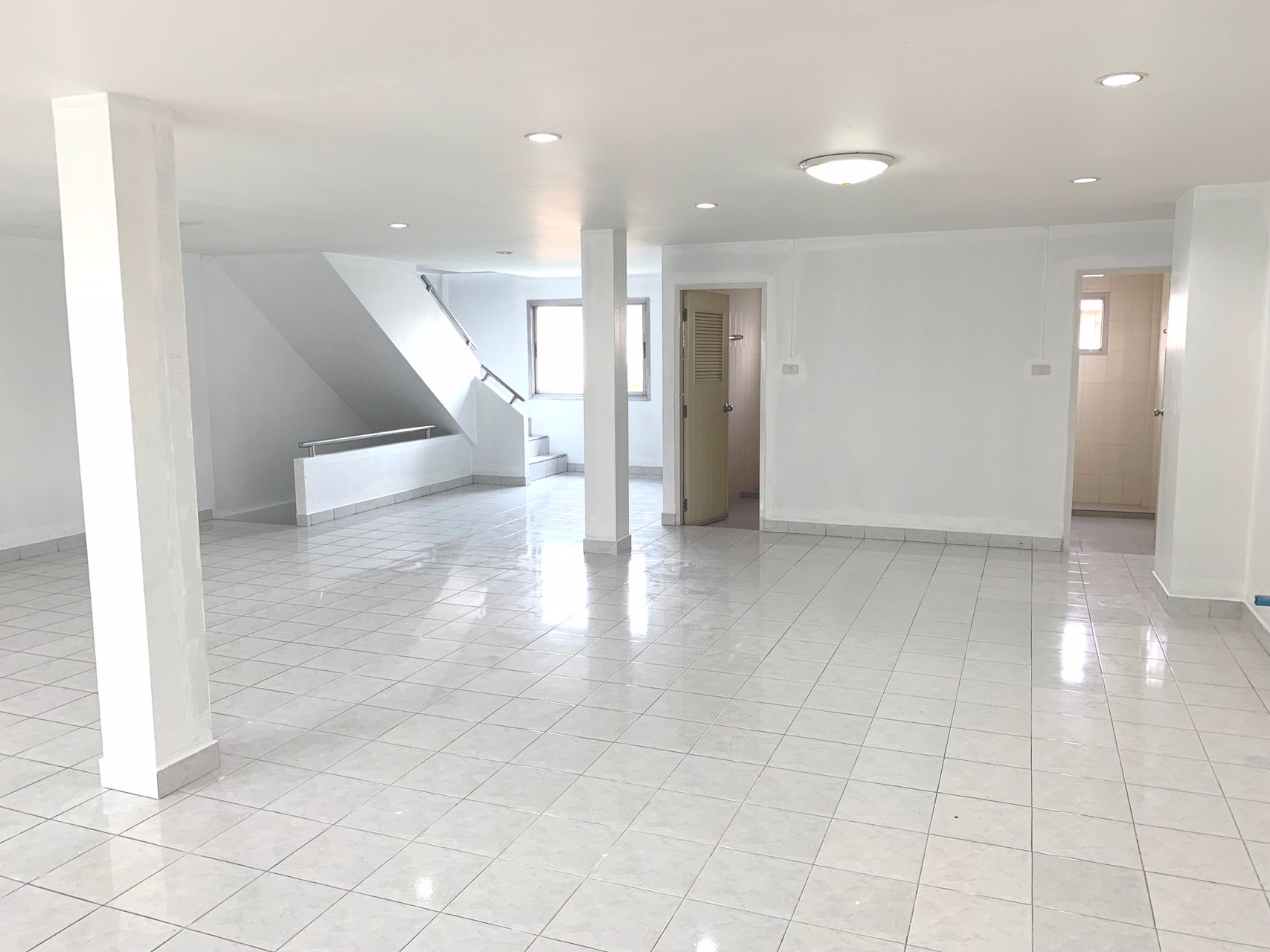 อาคารพาณิชย์ให้เช่า-2-คูหา-ทะลุติดกัน-3-ชั้น-ตลาดสี่มุมเมือง-แหลมฉบัง-ชลบุรี-ห่างถนนสุขุมวิท-150