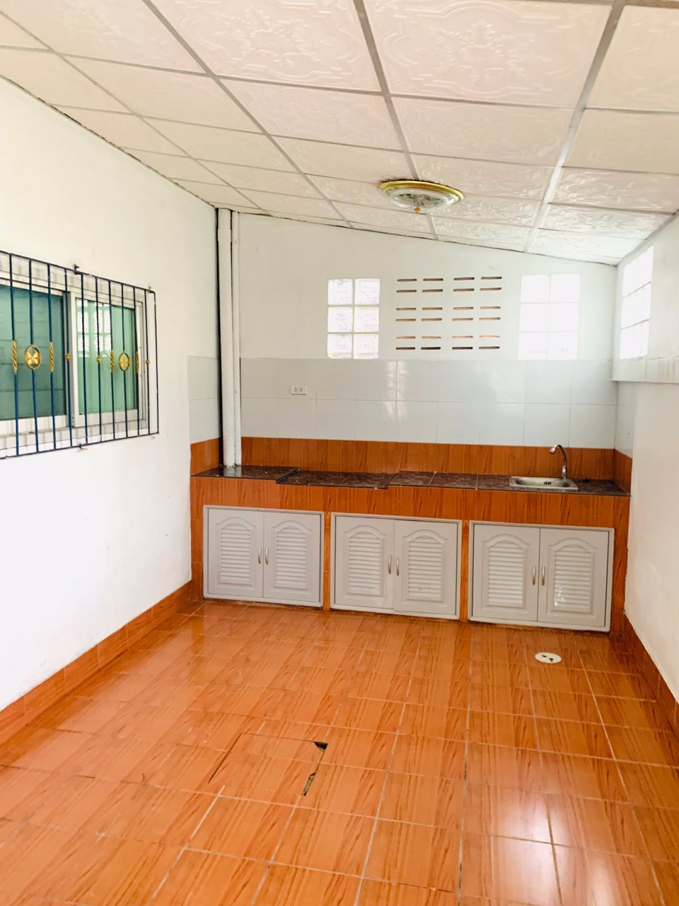 อาคารพาณิชย์ให้เช่า-2-คูหา-ทะลุติดกัน-3-ชั้น-ตลาดสี่มุมเมือง-แหลมฉบัง-ชลบุรี-ห่างถนนสุขุมวิท-150