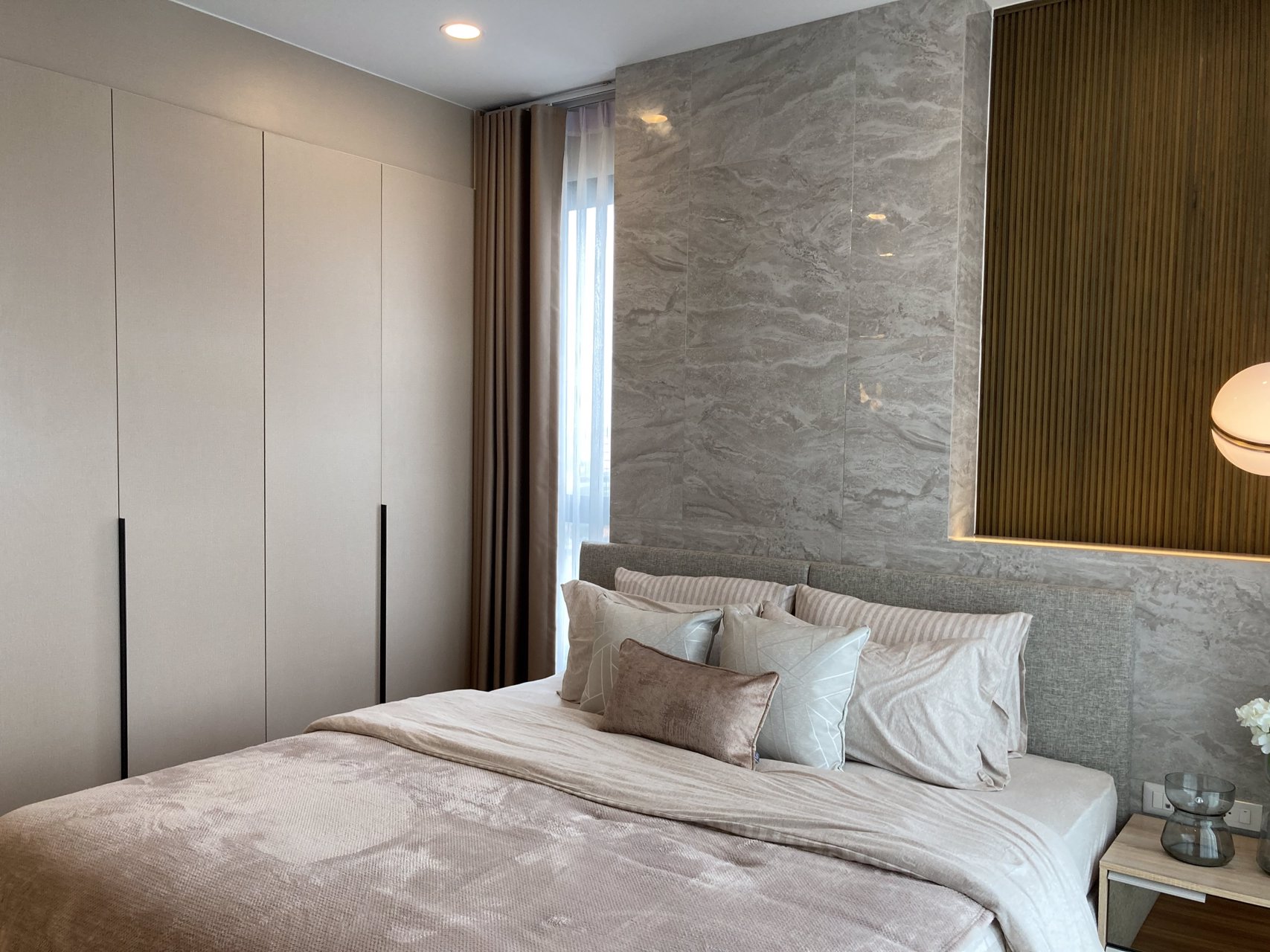 ปล่อยเช่า-2-ห้องนอน-ตกแต่งใหม่เอี่ยม-หรูหราเวอร์วังที่สุดในอาคารนี้แล้ว