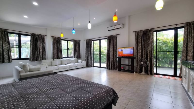 ขายโครงการเวลเนสและมูลนิธิที่จัดตั้งขึ้นแล้วเพื่อดำเนินกิจการต่อทางด้านสุขภาพและความเป็นอยู่ที่ดีแล