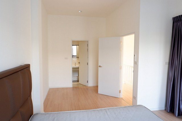 ให้เช่าทาวน์โฮม-35-ชั้น-หมู่บ้าน-วาย-เรซิเดนท์-สุขุมวิท113-พร้อมเฟอร์นิเจอร์