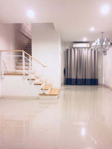 ให้เช่าทาวน์โฮม-3-ชั้น-หมู่บ้านกลางเมืองลาดพร้าว-เสนา-2-เชื่อมต่อหลายเส้นทาง