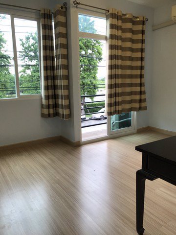 ให้เช่าทาวน์โฮม-2-ชั้น-หมู่บ้าน-กัสโต้-รามคำแหง-ซอยมีสทีน