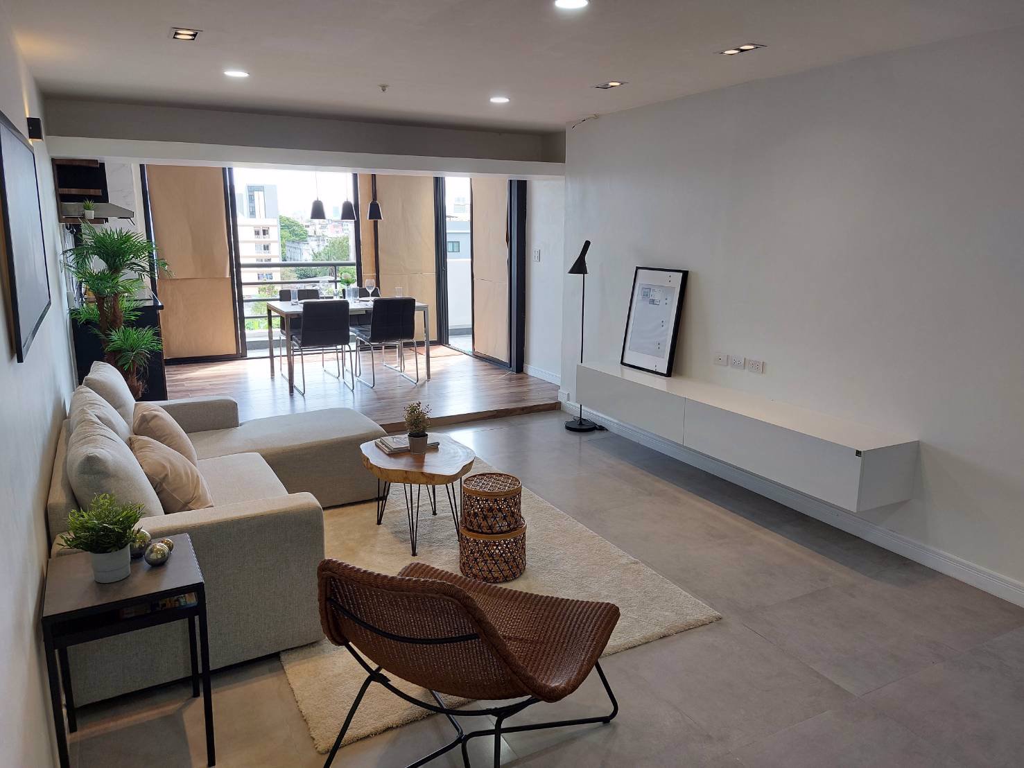 ขายคอนโด-2-ห้องนอน-1-ห้องน้ำ-รีโนเวทใหม่ทั้งหมด-พร้อมเฟอร์นิเจอร์