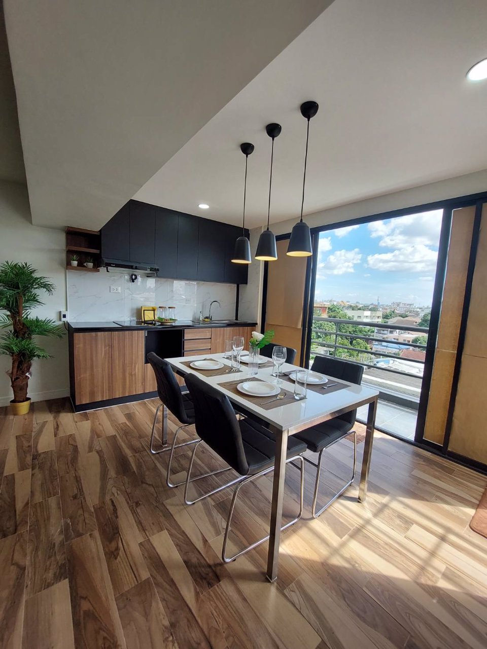 ขายคอนโด-2-ห้องนอน-1-ห้องน้ำ-รีโนเวทใหม่ทั้งหมด-พร้อมเฟอร์นิเจอร์