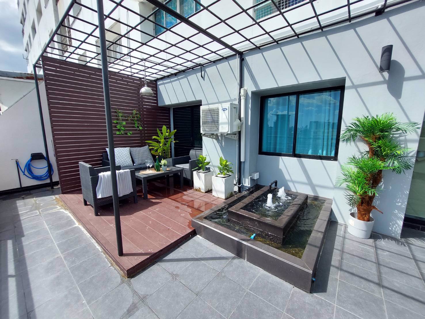 ขายคอนโด-2-ห้องนอน-1-ห้องน้ำ-รีโนเวทใหม่ทั้งหมด-พร้อมเฟอร์นิเจอร์