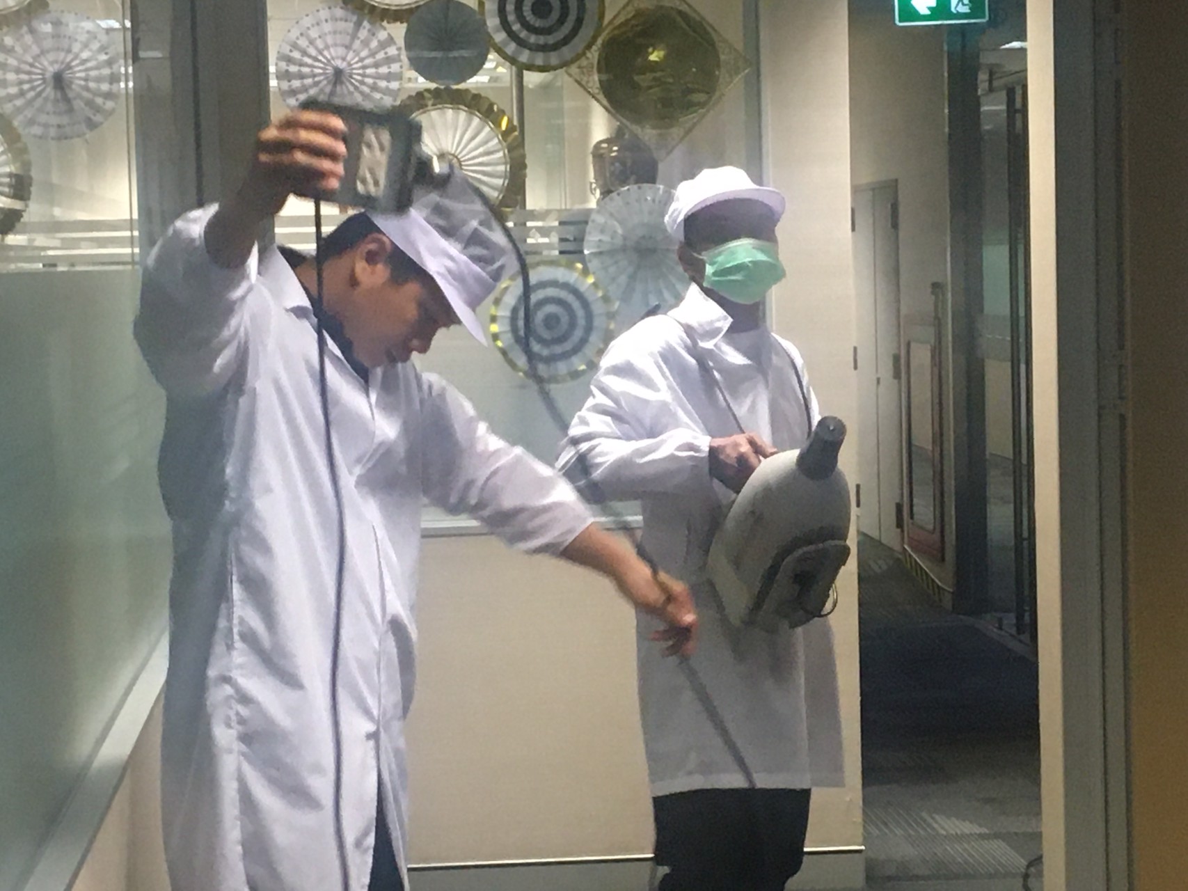 บรืการฉีดพ่นไวรัส-covid-19-ซักร้อนที่นอน-081-735-4812-และอบซักน้ำยาร้อนที่ติดตามม่าน-พรม-โซฟา