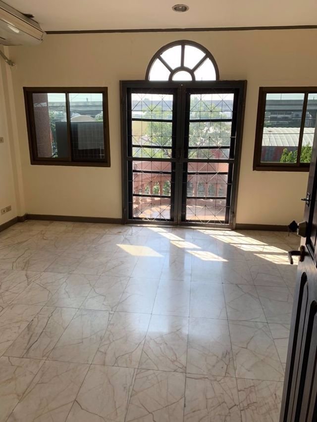 kr-082-ให้เช่าตึกแถว-3-ชั้น-ซอยวิภาวดี-32-ทำเลดีใกล้กับถนนวิภาวดีรังสิต