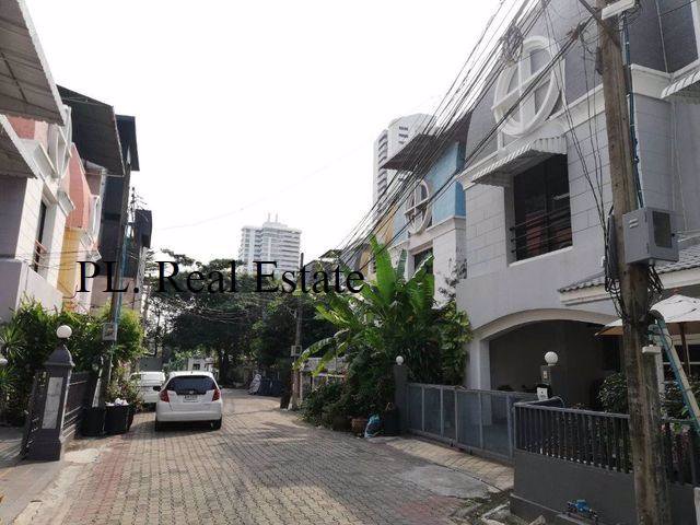 kr-108-ให้เช่าทาวน์โฮมขนาดใหญ่-4-ชั้น-เอกมัย12