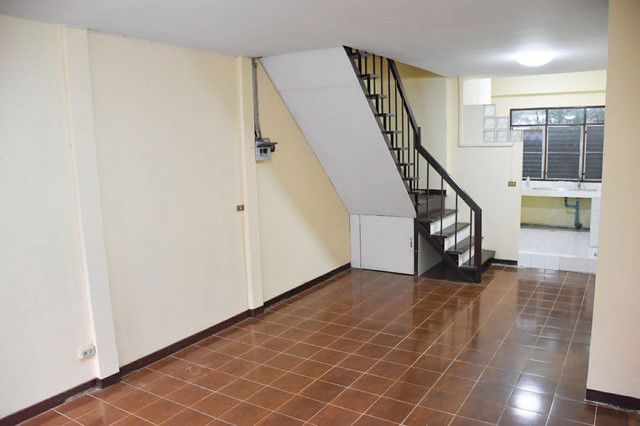 ขายทาวส์เฮ้าส์-2-ชั้น-หมู่บ้านยิ่งโอฬารวิลล่า-สนามบิน-ดอนเมือง-ติดถนนวิภาวดีรังสิต