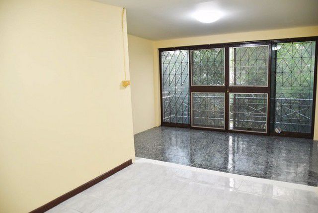 ขายทาวส์เฮ้าส์-2-ชั้น-หมู่บ้านยิ่งโอฬารวิลล่า-สนามบิน-ดอนเมือง-ติดถนนวิภาวดีรังสิต